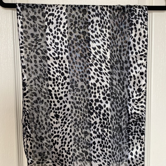 3/$30 mix and match rectangular leopard print scarf - Picture 3 of 4
